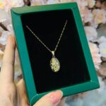 پلاک طلا طرح بیضی و گل