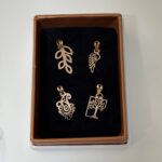 پلاک طلا لیزری پر